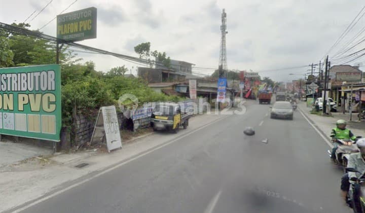 Land Suitable for Business on Godean Roadside