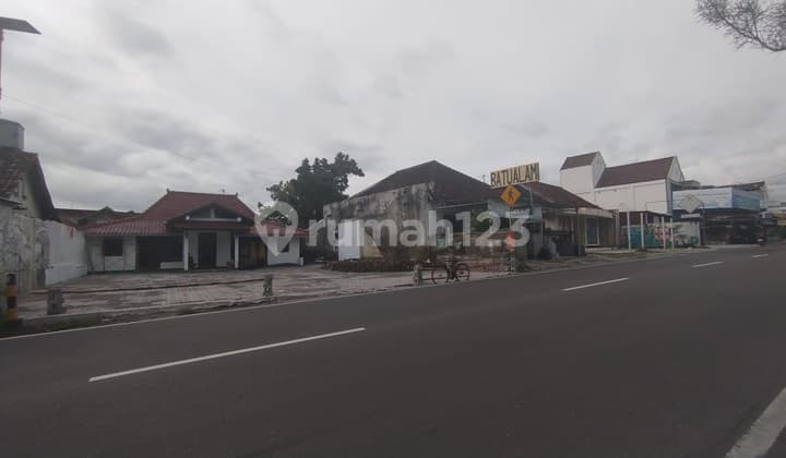 ruang usaha cocok untuk resto pinggir jalan kaliurang