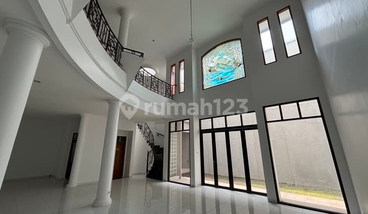 For Sale Beautiful Modern Classic House In Elite Batununggal Area Unfurnished Good House SHM - Certificate of Ownership in Batununggal, Batununggal