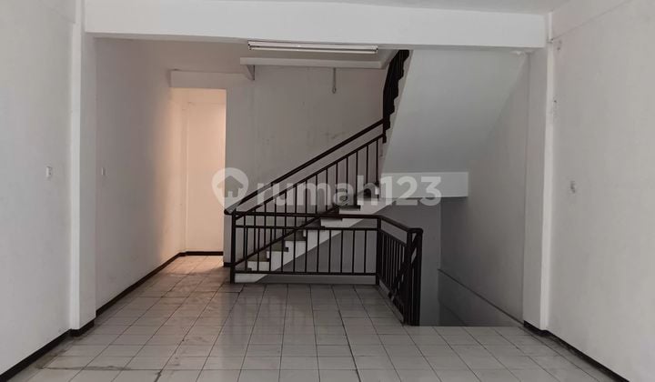 For Sale: Strategic 3-Story Shophouse, Kedungdoro-Surabaya