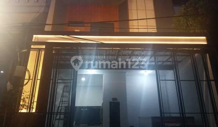 For Sale 2-Story House in Dutamas, Size 7x20 m², Semi-Furnished, Price Rp 4.4M.