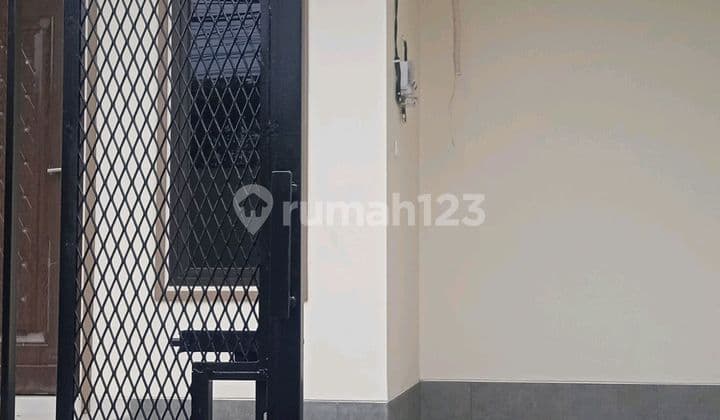 For Sale New 3-Story House in Duri Kepa, Size 5x13m², West Facing, Price Rp 2.29 Billion.