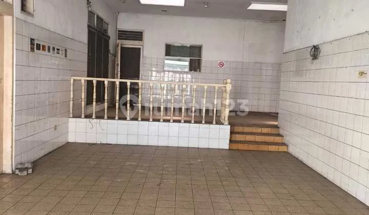 Disewa Rumah 1Lt di Meruya Utara, Luas Tanah 487M2, Harga Rp 350Jt/Th.