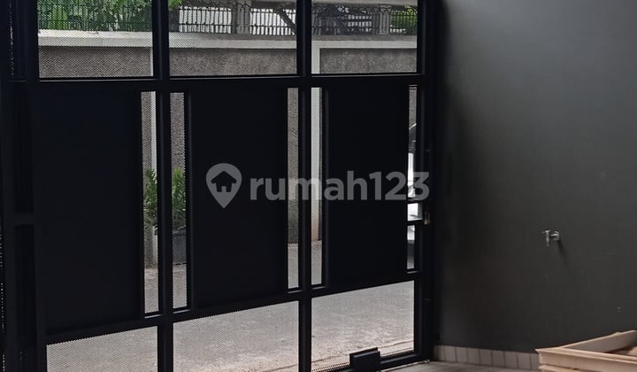 For Sale 3-Story Hook House in Asia Baru, Size 6x13.75m², Price Rp 3.3m.