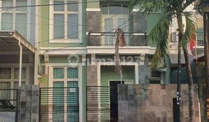 Rumah 2 Lantai Dekat Dengan Sport Club Di Jak Bar