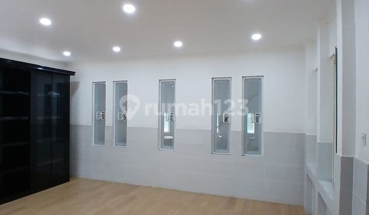 Rumah Hoek Siap Huni Lokasi Strategis Di Jantung Jakarta Barat