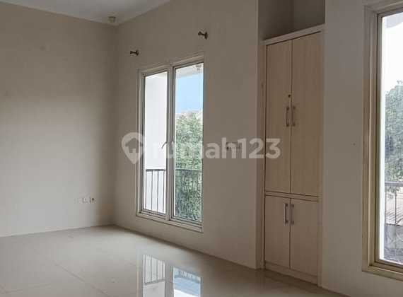 Dijual Rumah 2 Lantai Hoek di Summarecon Gading Serpong, Semi Furnished, Hadap Selatan dan Barat, SHM