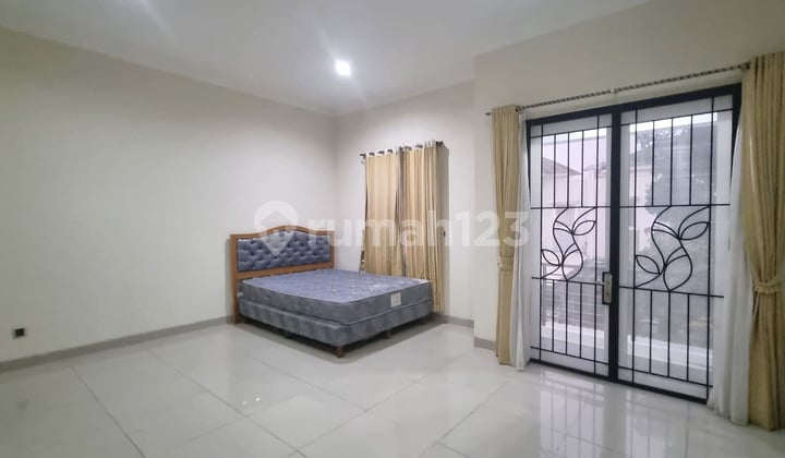 Disewakan Rumah 2 Lantai, Posisi Hoek, Rapi Siap Huni di Pondok Hijau Golf Gading Serpong, Semi Furnished
