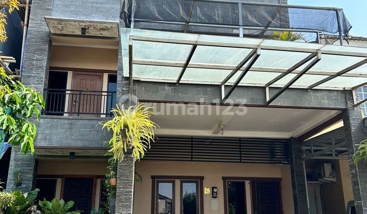 Dijual Rumah 3 Lantai, Semi Furnished, di Graha Raya Bintaro