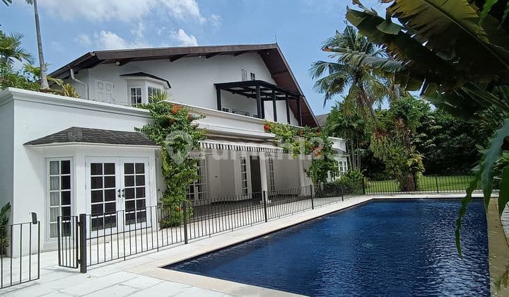 Disewakan Rumah American Style, Kolam Renang dan Asri di Kemang