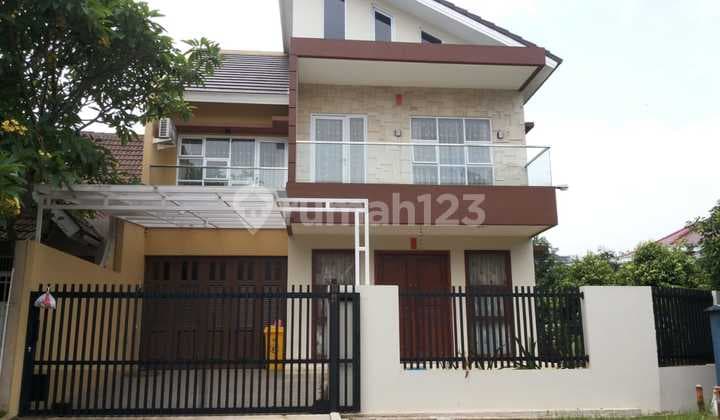 Dijual Rumah Mewah 2 lantai, Hoek, Full Furnished di Giriloka