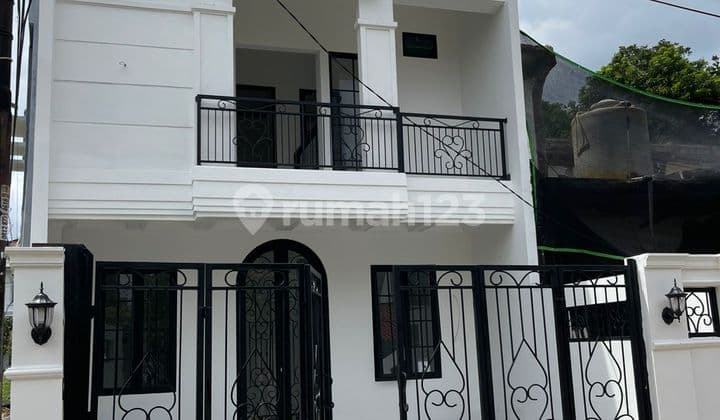 Rumah American Classic 3 Lantai di Jatiwaringin