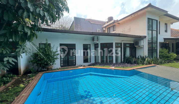 Rumah Siap Huni Dengan Kolam Renang Strategis Lingkungan Tenang