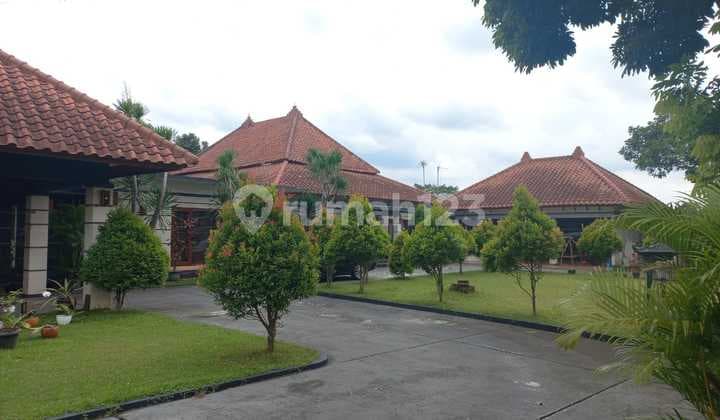 di JUAL Rumah Bergaya Classic ada Kolam renang & Taman yg Luas