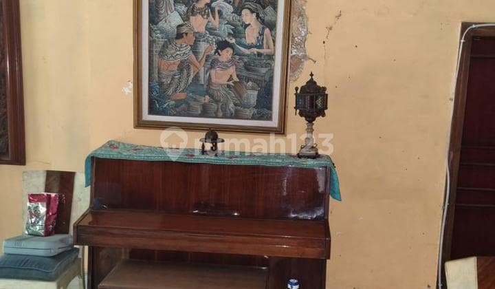 Rumah cocok untuk tempat usaha /kantor pinggir Jalan di Menteng