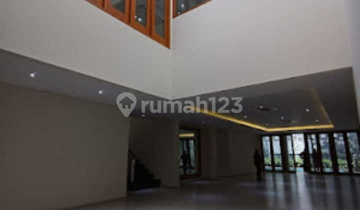 SEWA Rumah siap huni dengan Kolam Renang Lingkungan Tenang