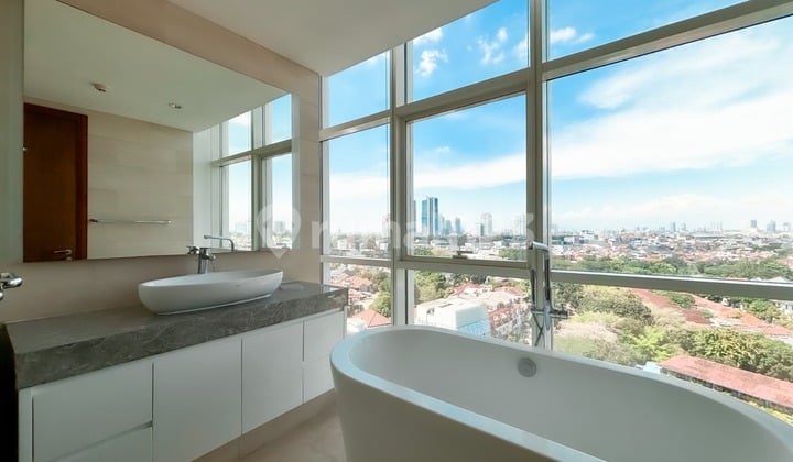 Apartment 4 BR Bagus Semi Furnished Kebayoran Lama