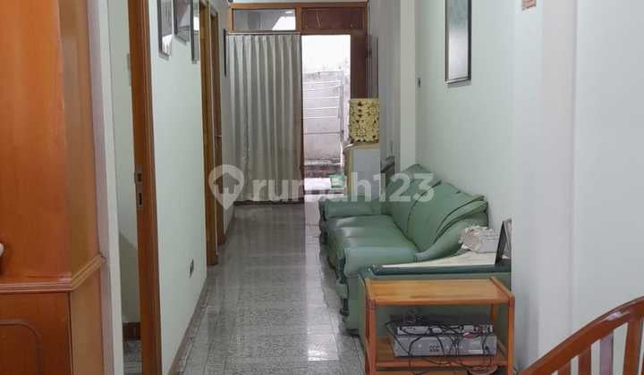 Ruko Tengah Kota Parkir Luas Cocok Untuk Klinik Kecantikan & Bank