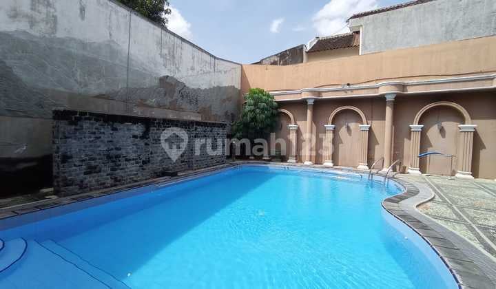 Rumah Dengan Fasilitas Kolam Renang di Tengah Kota Solo Mojo Pasar Kliwon SHM Bagus Pinggir Jalan Raya Serasa Tinggal di Villa