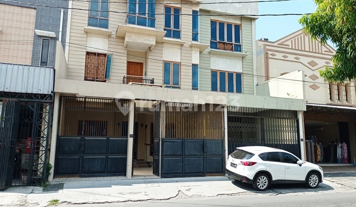Rumah 3 Lantai Bagus Unfurnished SHM di Jln Untung Suropati Pasar Kliwon Solo Kota Surakarta, Surakarta