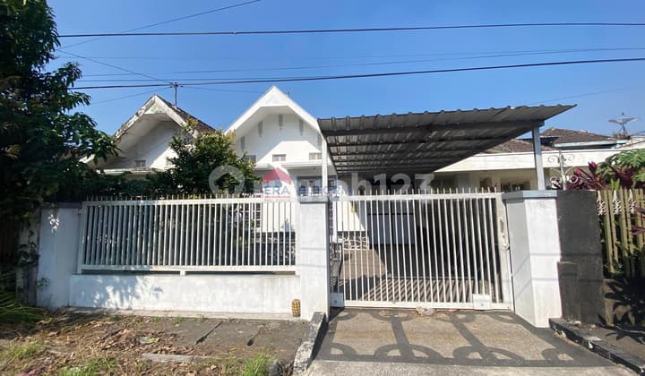 Classic House in Malang City Center, Suitable for Office or Investment