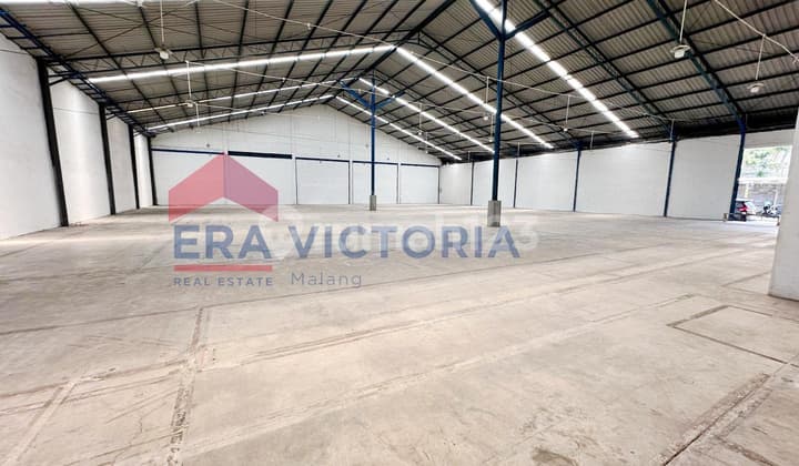 Gudang Sewa Logistik Strategis Dekat Exit Tol, Masuk Truk Kontainer