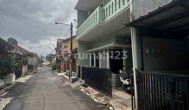 Berlokasi di Margahayu, Rumah Ini Memberikan Kemudahan Akses ke Berbagai Fasilitas Menarik.dengan Harga Rp. 980.000.000, Anda bisa Memiliki Hunian Premium yang Sudah Siap Huni dan Bersertifikat SHM - Sertifikat Hak Milik. Ambil Kesempatan untuk Menikmati