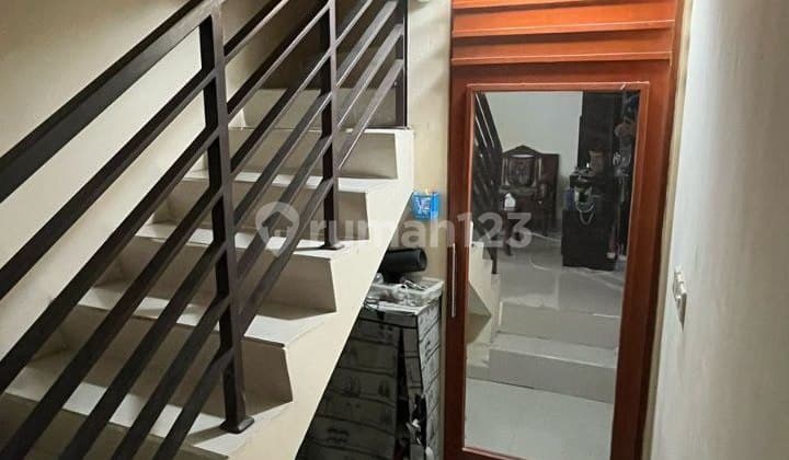 Terletak di Antapani, Rumah Ini Memberikan Kemudahan Akses ke Berbagai Fasilitas Menarik.dengan Harga Rp. 1.650.000.000, Anda bisa Memiliki Hunian Istimewa yang Sudah Siap Huni dan Bersertifikat HGB - Hak Guna Bangunan. Jangan Lewatkan Kesempatan untuk Me