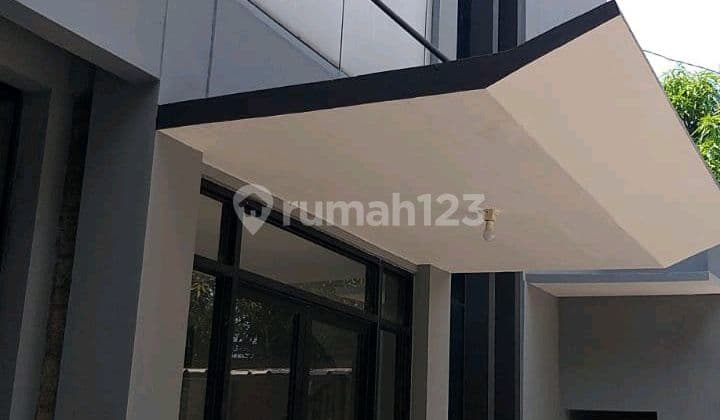 "Rumah Pinggir Jalan, Lokasi Strategis, Harga Bersahabat!"