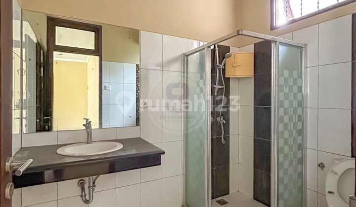 Dijual Rumah Kokoh 2 Lantai Hitung Tanah Saja di Bintaro Jaya