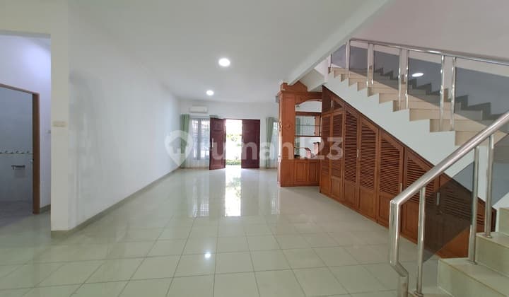 Rumah Sunter Bagus 2 Lt Semi Furnish Jalan 2 Mobil Hadap Utara