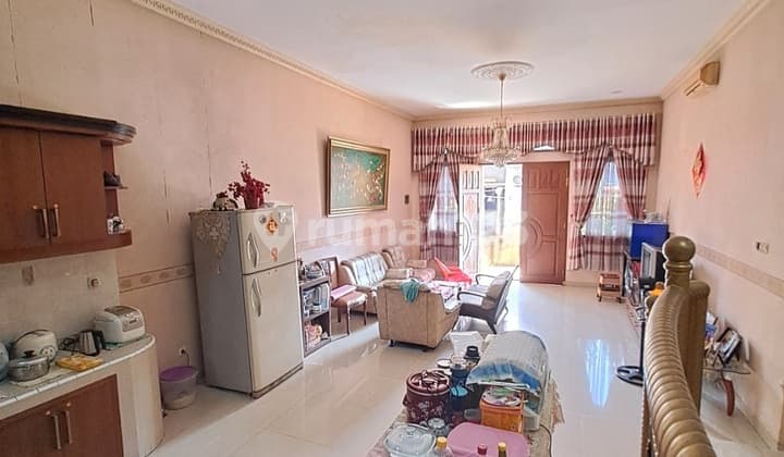 Di Jual Cepat !! Rumah Semi Furnish 5x15 Strategis Hadap Timur