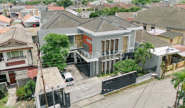 Rumah Mewah Desain Modern dan Kolam Renang Pribadi Dekat Jalan Monjali Sariharjo, Ngaglik, Sleman