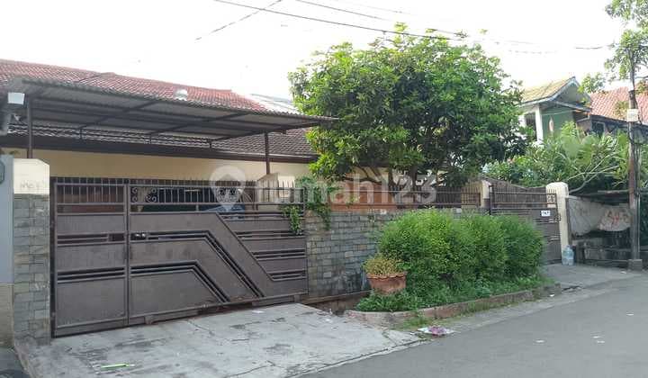 Charming House on Jl Flamboyan, Kota Bambu Utara, Palmerah, West Jakarta