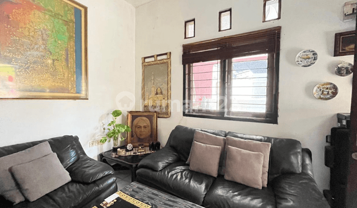 For Sale Strategic Hook House in Tebet