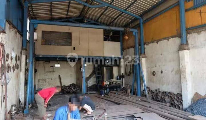 Gudang Strategis di Pinggir Jalan Raya Narogong - Siap Pakai