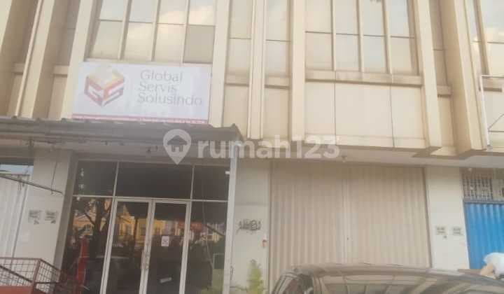 3.5-Storey Shop House in Strategic Cengkareng Location
