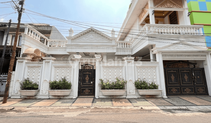 Rumah Mewah 2 Lantai Dijual Plus Kolam Renang