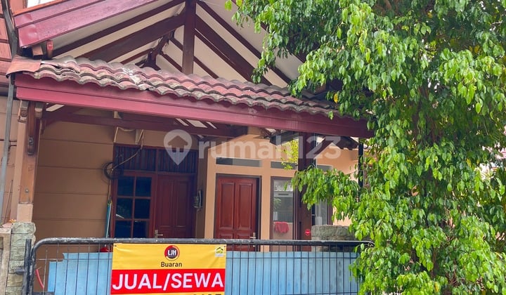 Disewakan Rumah strategis selangkah dari LRT, Lingkungan Asri