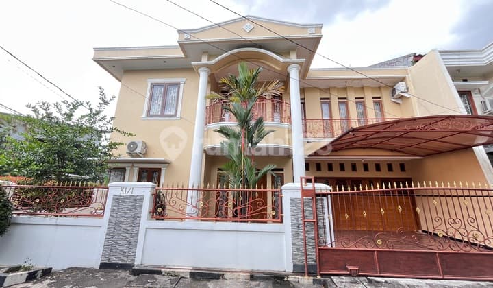 Rumah Hook Mewah Siap Huni Depan Taman yang Asri