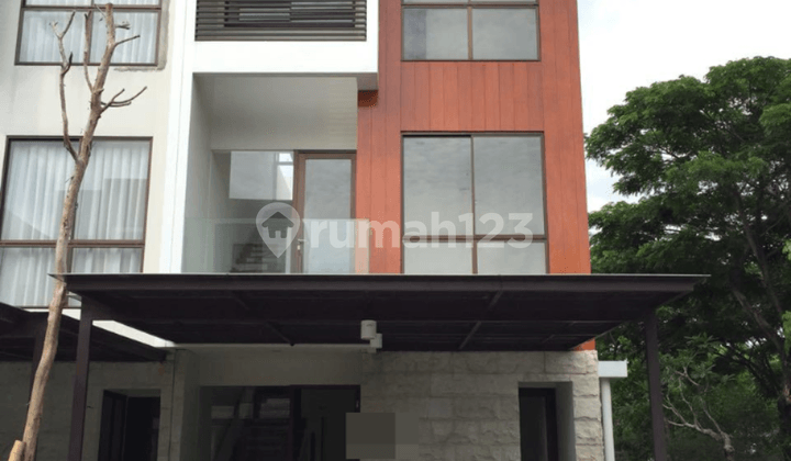 Rumah 3 Lantai Hook Space Taman Luas Cluster Garden Ville Graha Natuna Surabaya