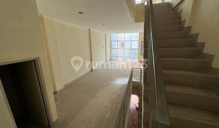 Golden City 3.5-Storey Shophouse in Cipondoh, Tangerang - Great Location