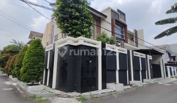 2-Story House in Pulomas Barat, Ready to Occupy, Very Green and Comfortable