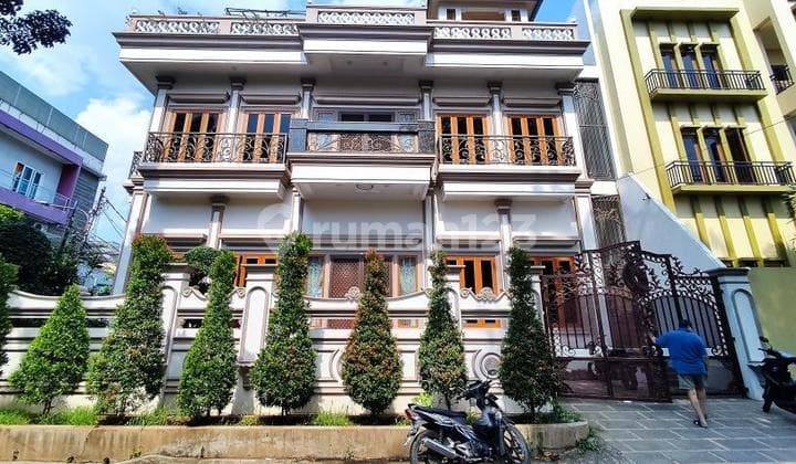 Rumah Mevvah 3 Lantai Rajawali Selatan SIap Huni Semi Furnished