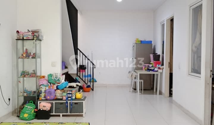 Rumah Semi Furnished Dengan Banyak Kamar Di Bsd City