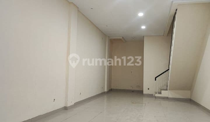 3.5-Storey Shophouse on Boulevard in Green Lake City