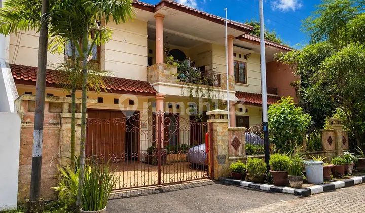 Luxurious Cinere House Overlooking a Large Park ±2,500 M²