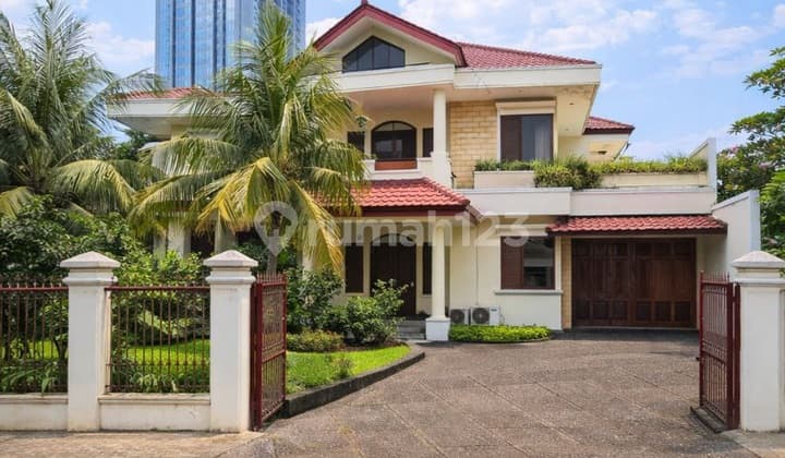 Rumah Luas Kawasan Premium Cilandak dengan Private Pool