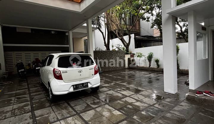 Rumah Modern Tropis dengan Swimming Pool di Cilandak Siap Huni