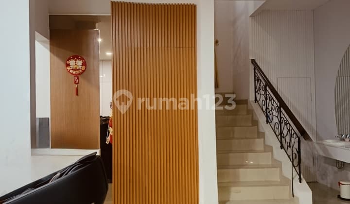 Rumah Mewah Siap Huni Full Furnished Luas 3+1 Kamar Tidur di Cluster Alicante Gading Serpong, Tangerang